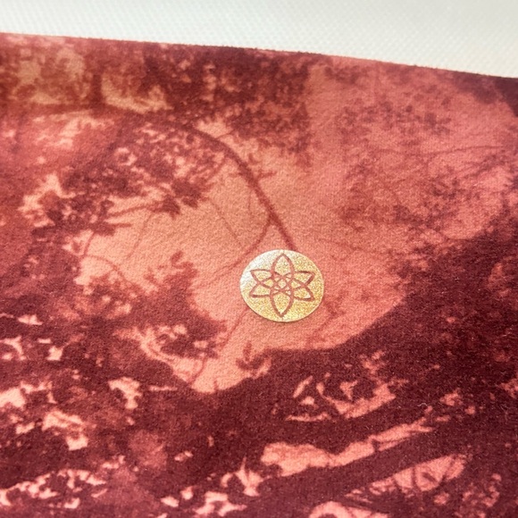 Harmony And Balance Leggings Size L Cropped Maroon Red Print Of Mysterious Woods - Picture 7 of 8